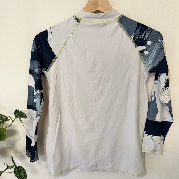 🌊 Arena Boys’ Long Sleeve Rash Guard Swim Shirt – White with Graphic Sleeves - Picture 4 of 5
